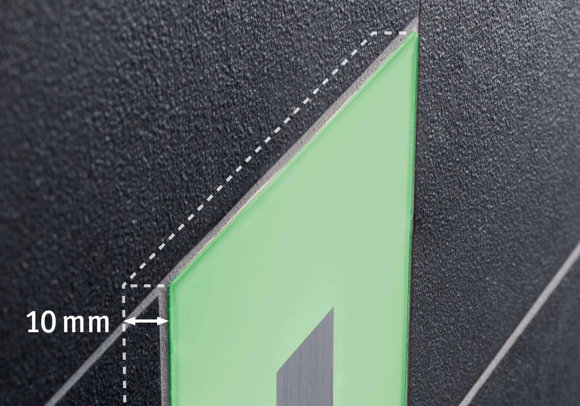 Nahaufnahme einer schwarzen Oberfläche mit grünem, 10 mm dickem Material und grauem Streifen