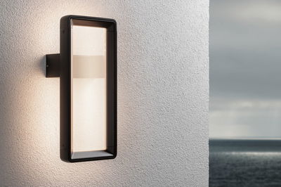 Rektangulær sort metal udendørs væglampe med varmt hvidt lys og moderne design