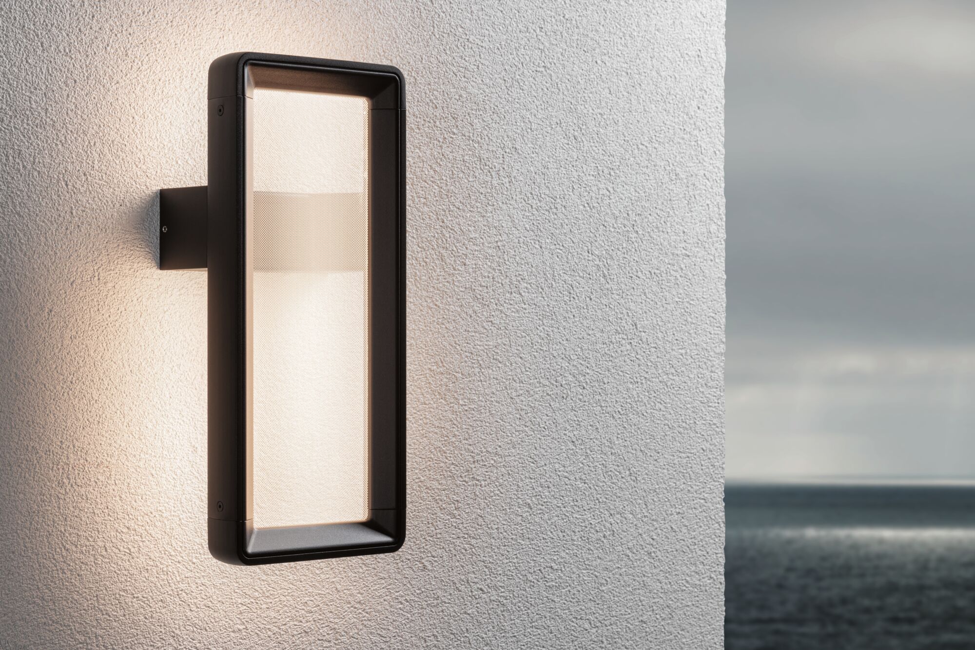 Rektangulær sort metal udendørs væglampe med varmt hvidt lys og moderne design