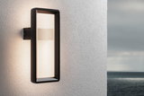Rektangulær sort metal udendørs væglampe med varmt hvidt lys og moderne design