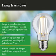 LED-lamp met lange levensduur in hand, energiezuinige LED-lamp met lange levensduur