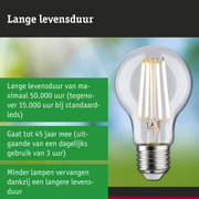 LED-lamp met lange levensduur in hand, energiezuinige LED-lamp met lange levensduur