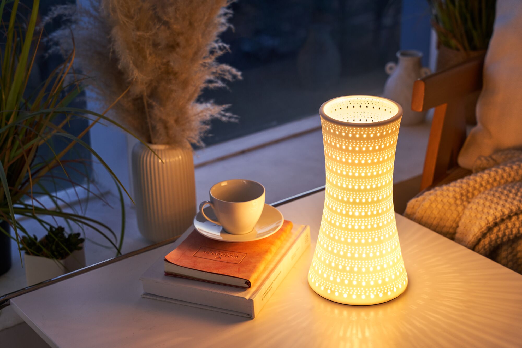 Lampe de table en céramique blanche avec trous décoratifs, lumière chaude pour une ambiance cosy