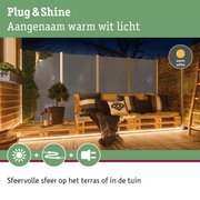Gezellig terras met warm wit LED-licht en houten palletbank voor sfeervolle tuinverlichting