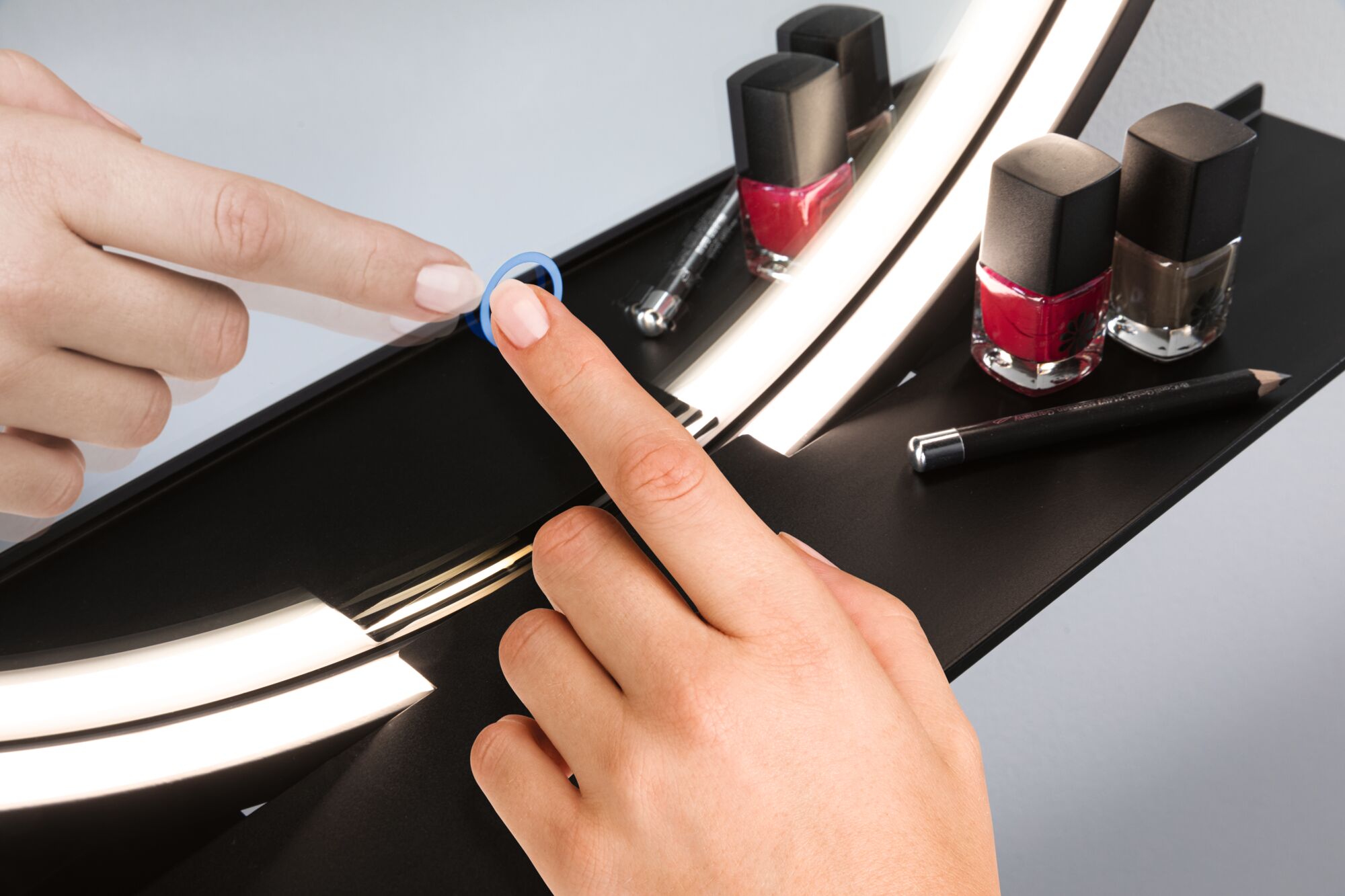 Panneau lumineux LED noir pour miroir avec interrupteur tactile et vernis à ongles rouge et marron