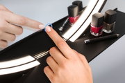 Panneau lumineux LED noir pour miroir avec interrupteur tactile et vernis à ongles rouge et marron