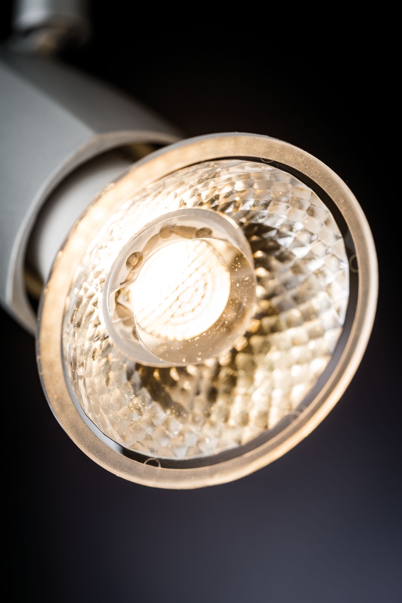 Nahaufnahme eines weißen LED-Strahlers mit strukturiertem Glasreflektor für gezielte Beleuchtung