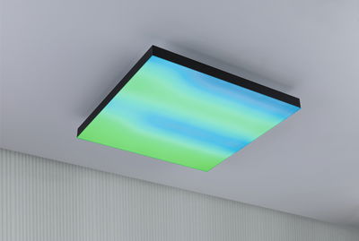 Quadratische Deckenleuchte mit schwarzem Rahmen und blau-grünem Farbverlauf, moderne LED-Beleuchtung.