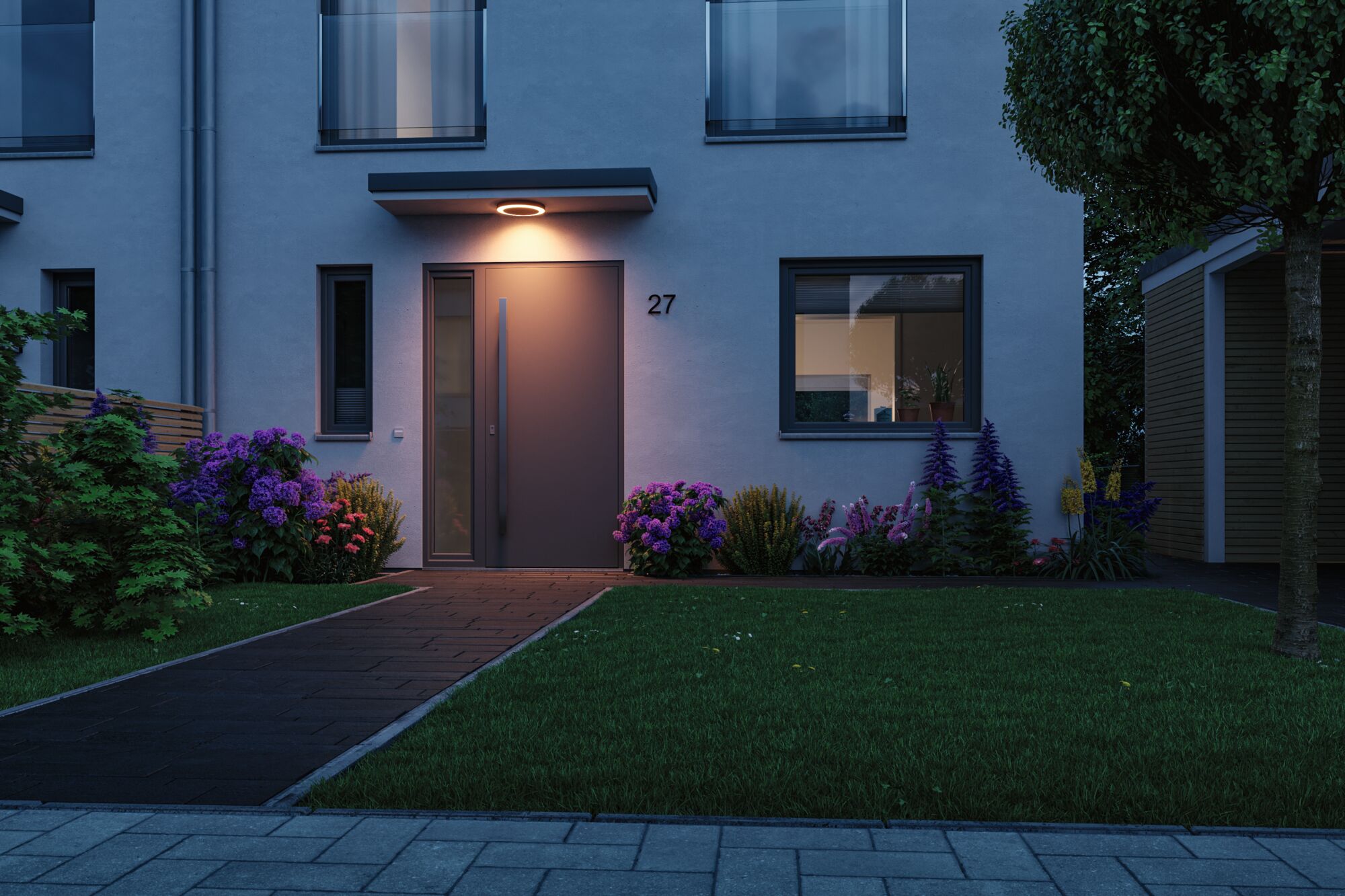 Porte d'entrée grise moderne avec applique murale LED blanc chaud au-dessus dans un jardin.