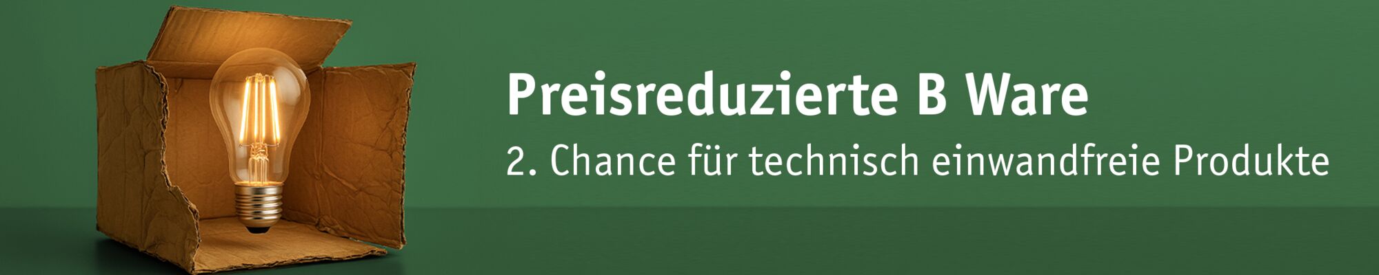 Leuchtende Glühbirne in geöffneter brauner Kartonverpackung vor grünem Hintergrund mit Text zu B Ware Angeboten