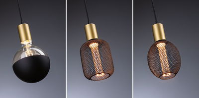 Drei moderne Pendelleuchten mit goldfarbenem Metall und schwarzer Gitter- oder Halbkugelglasabdeckung für Wohnräume