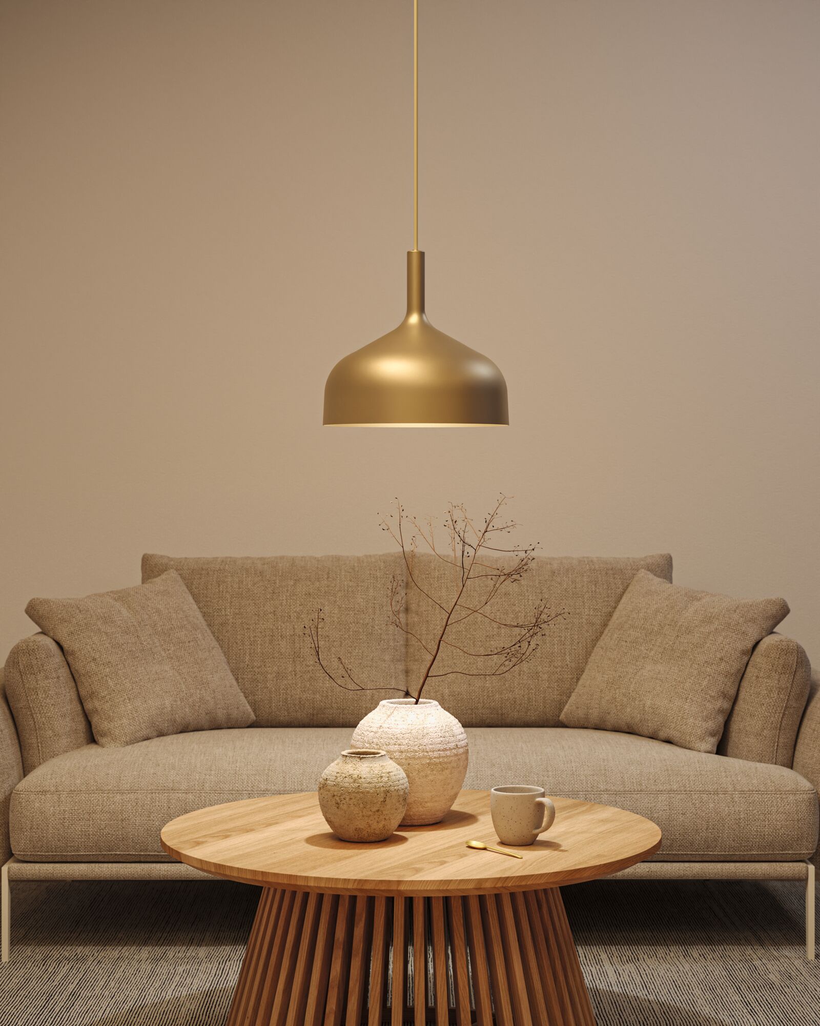 Goldfarbene Metall-Hängeleuchte über rundem Holztisch mit Keramikvasen und beigem Sofa im Wohnzimmer