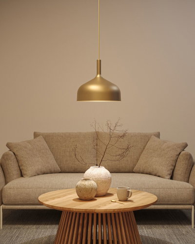 Goldfarbene Metall-Hängeleuchte über rundem Holztisch mit Keramikvasen und beigem Sofa im Wohnzimmer