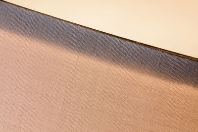 Nahaufnahme eines Stofflampenschirms in Beige mit grauem Rand für moderne LED-Beleuchtung