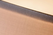 Gros plan sur un tissu gris à texture fine sur fond beige pour revêtement de meubles
