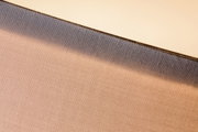 Close-up van grijze stof met fijne textuur op beige achtergrond voor meubelstof