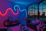 Wohnzimmer mit MaxLED Flow RGB LED-Lichtschlauch in Rot und Blau an der Wand, moderne Ambientebeleuchtung.