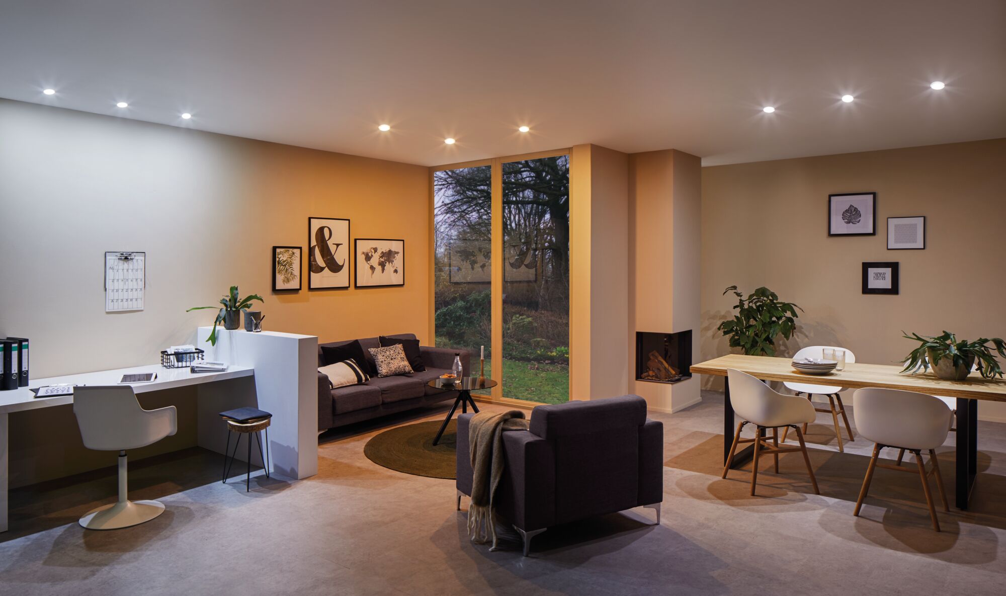 Stue med hvide LED-downlights i loftet, moderne design med sofa, spisebord og arbejdsområde