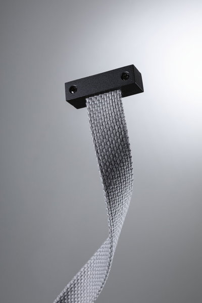 Gråt tekstilbånd med sort metalholder til fleksibel montering, moderne design.