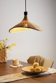 Lampa wisząca z plecionego naturalnego materiału w beżu z ciepłym światłem do przytulnych wnętrz