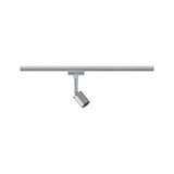 Moderner silberner LED-Strahler aus Metall an Schienensystem für flexible Raumbeleuchtung