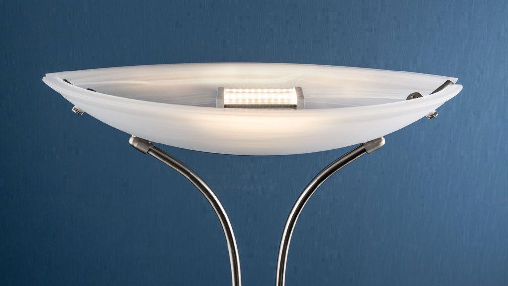 Moderne Deckenleuchte mit gebogenem satiniertem Glas und gebürstetem Metallrahmen für Wohnraumbeleuchtung.