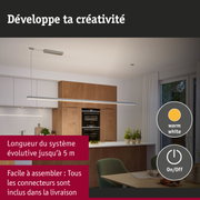 Suspension LED moderne en aluminium avec lumière blanc chaud au-dessus d'un îlot de cuisine en bois et blanc