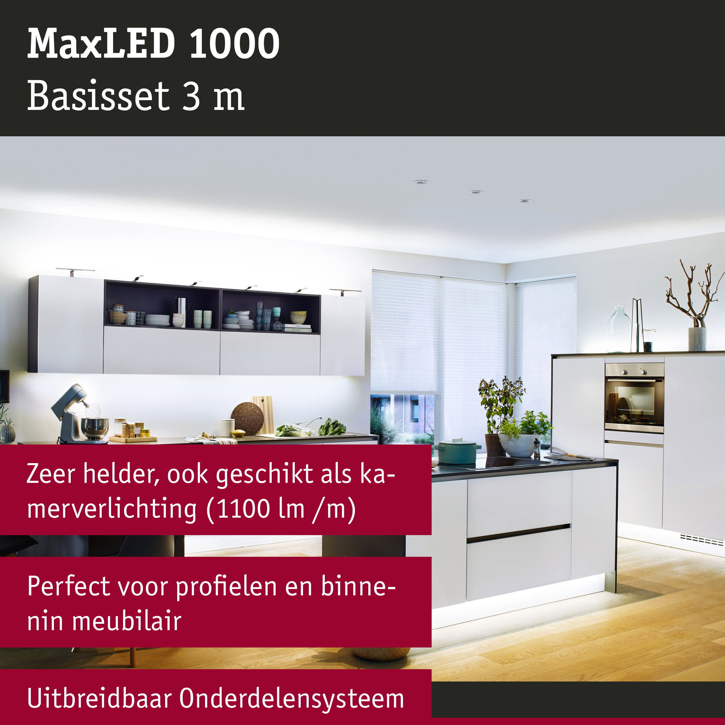 Moderne witte keuken met LED-onderbouwverlichting en inbouwspots aan het plafond voor helder licht