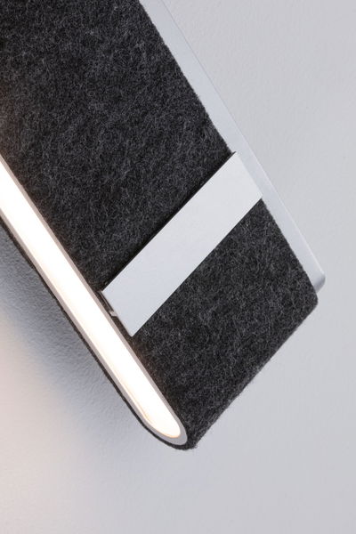 Moderne væglampe med sort filtcover og hvid LED-lysstreg til stilfuld rumbelysning