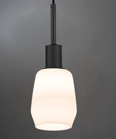 Moderne hanglamp met matzwart metaal en wit glas voor stijlvolle binnenverlichting