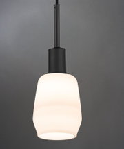 Nowoczesna lampa wisząca z czarnego metalu i białego szkła do eleganckiego oświetlenia wnętrz