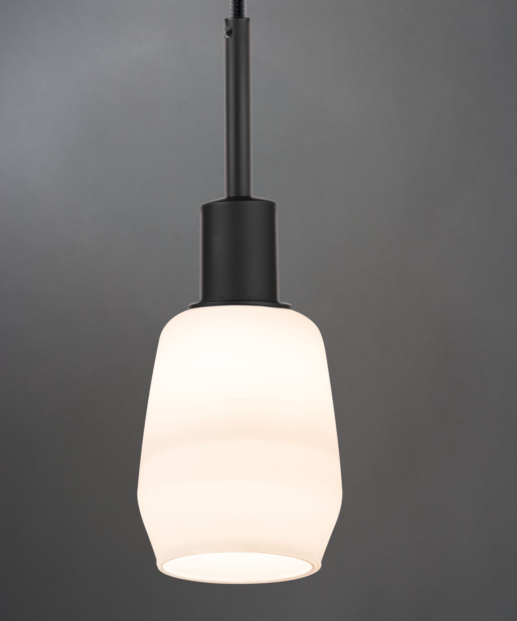 Moderne hanglamp van zwart metaal en wit glas, perfect voor stijlvolle binnenverlichting