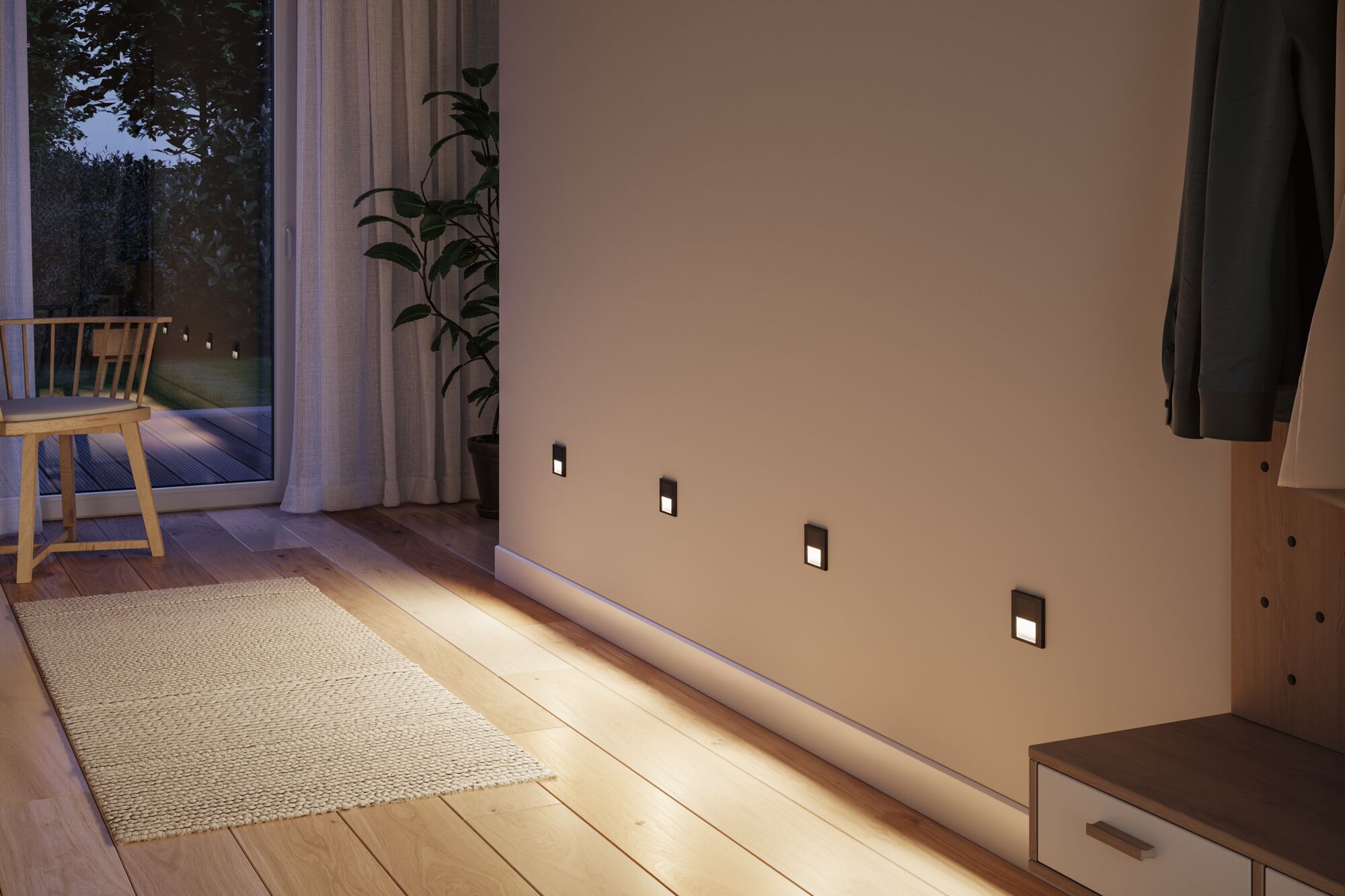 Vier schwarze LED-Wandlichter mit warmweißem Licht an beige Wand über hellem Holzboden im Flur.