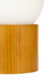 Moderner Lampenfuß aus hellem Holz mit weißem Lampenschirm für stilvolle Wohnraumbeleuchtung