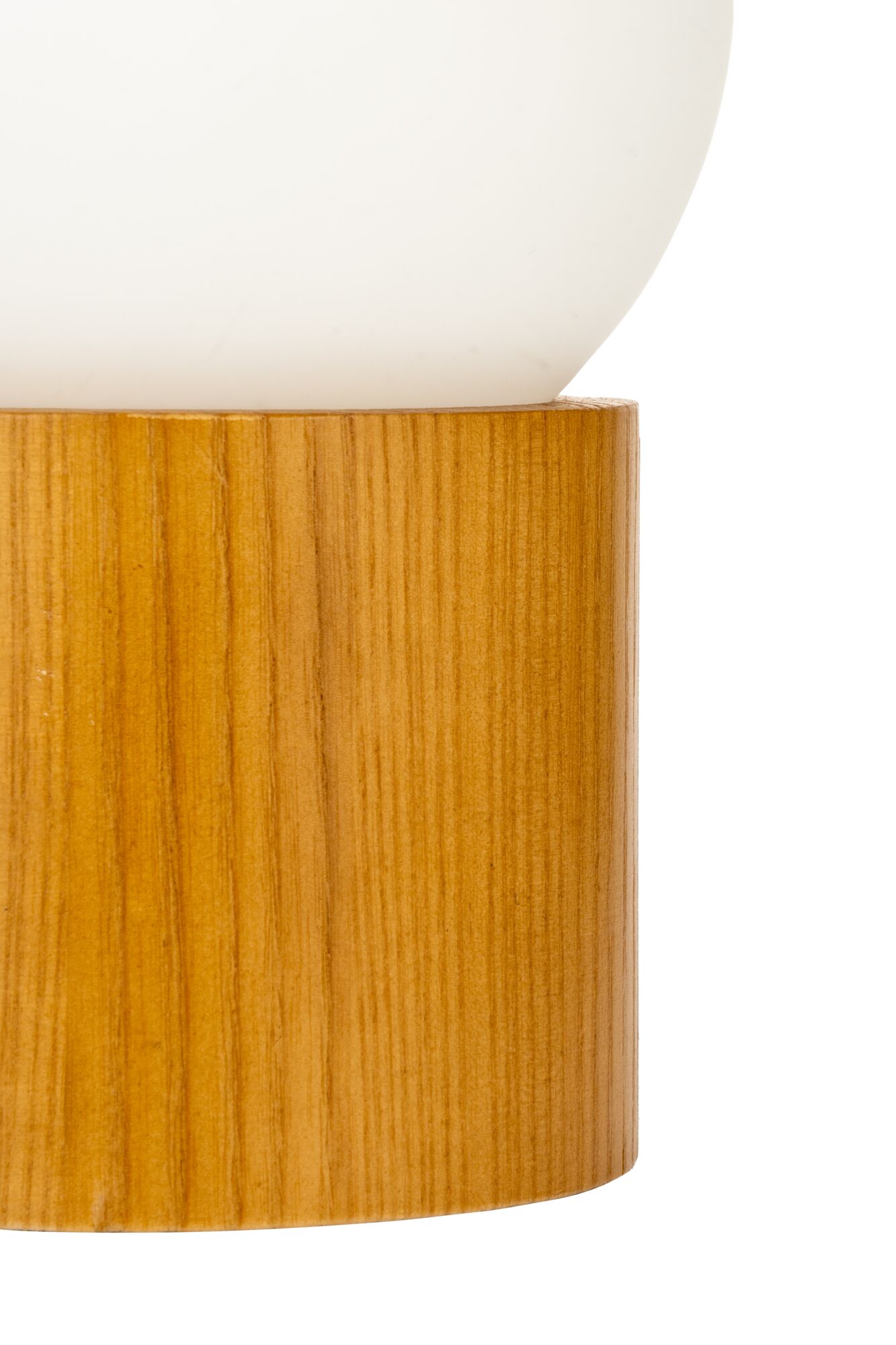 Moderner Lampenfuß aus hellem Holz mit weißem Lampenschirm für stilvolle Wohnraumbeleuchtung