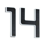 Husnummer 14 med sorte solceller på hvid plastikramme til energieeffektiv udendørsbelysning