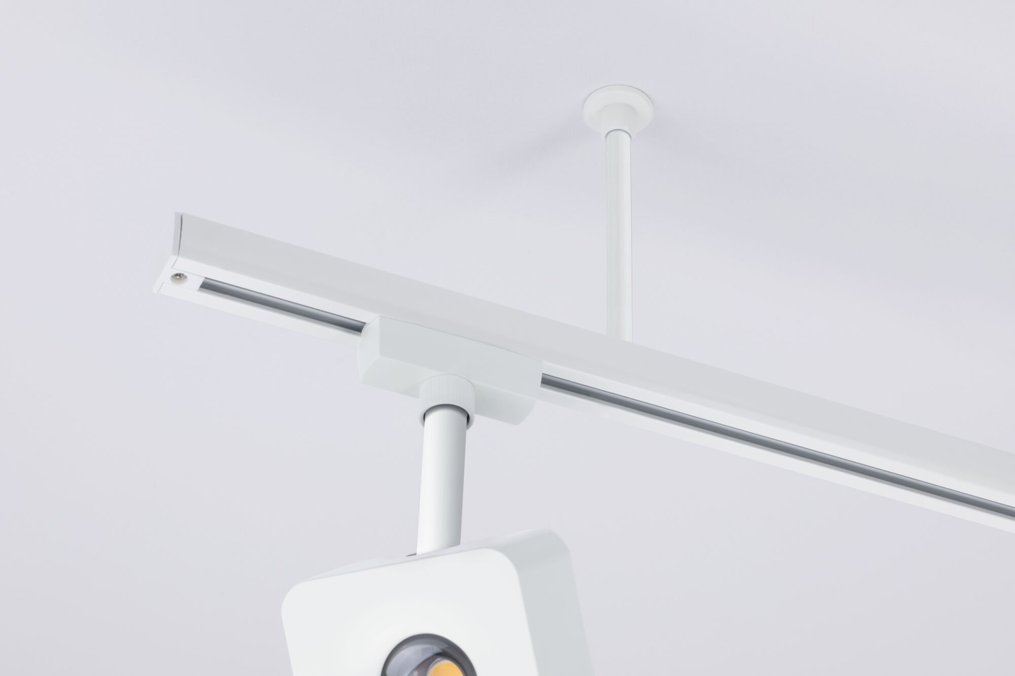 Projecteur LED sur rail blanc en métal pour un éclairage de plafond flexible dans le salon
