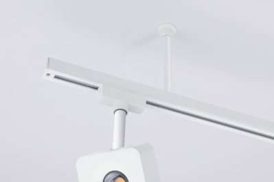 Projecteur LED sur rail blanc en métal pour un éclairage de plafond flexible dans le salon