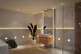 Modernes Badezimmer mit grauen Fliesen, Holz-Waschtisch und warmweißer LED-Akzentbeleuchtung