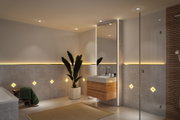 Modernes Badezimmer mit grauen Fliesen, Holzwaschbeckenunterschrank und warmweißer LED-Spiegelleuchte