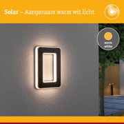 Zwarte solar buitenwandlamp met warm wit licht voor energiezuinige tuinverlichting