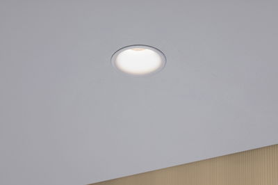 Rund hvid LED-indbygningslampe i loft med varmt hvidt lys til moderne indendørs belysning