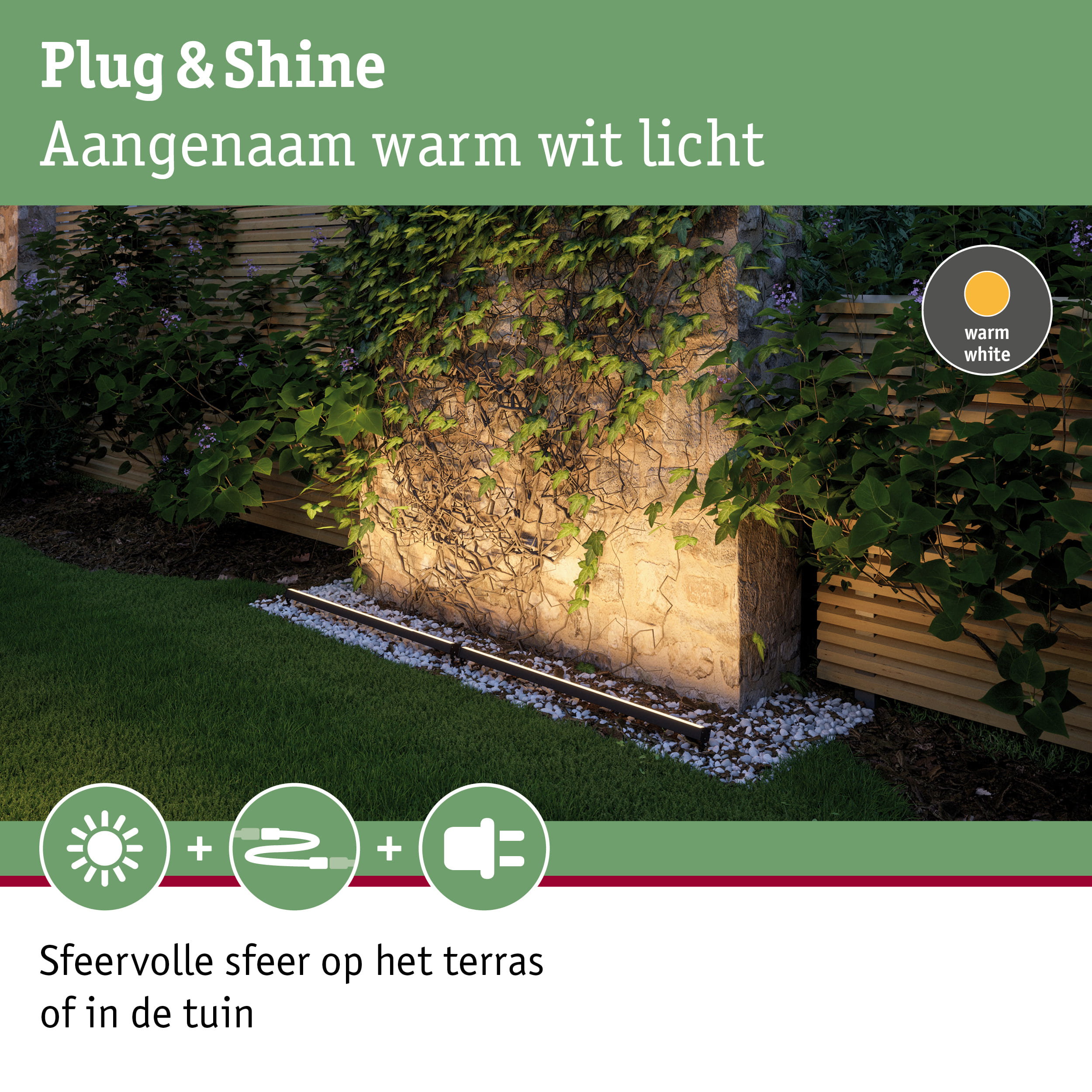 Buitenverlichting met warm wit licht op stenen muur met planten in een tuin
