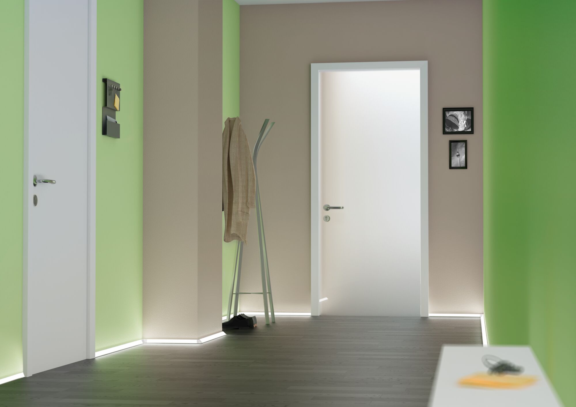 Moderner Flur mit weißen Türen, grünen Wänden und LED-Bodenbeleuchtung für stimmungsvolles Licht.