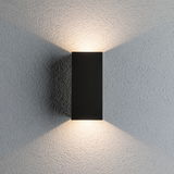 Applique murale LED rectangulaire noire en métal avec lumière blanc chaud sur mur gris pour éclairage intérieur moderne
