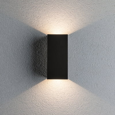 Schwarze rechteckige LED-Wandleuchte aus Metall mit warmweißem Licht auf grauer Wand für moderne Innenbeleuchtung