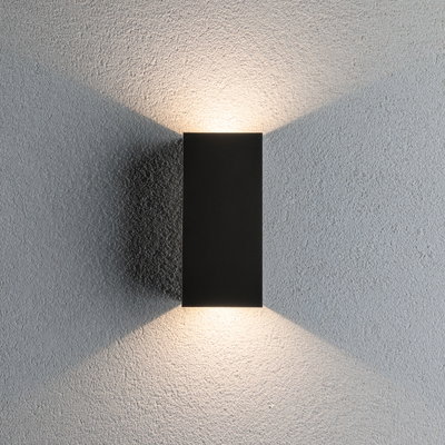 Zwarte aluminium wandlamp met warm wit LED-licht voor moderne binnenverlichting en decoratief effect