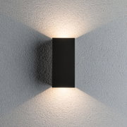 Schwarze Aluminium-Wandleuchte mit warmweißem LED-Licht auf strukturierter grauer Wand für moderne Innenbeleuchtung