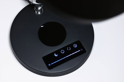 Schwarze runde LED-Tischleuchte mit Touch-Bedienfeld und Helligkeitsregler für modernes Lichtdesign