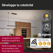 Suspension LED noire moderne avec lumière blanc chaud dans une cuisine avec meubles en bois